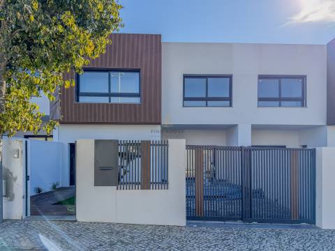 Vende-se Moradia T4 com jardim em Albarraque