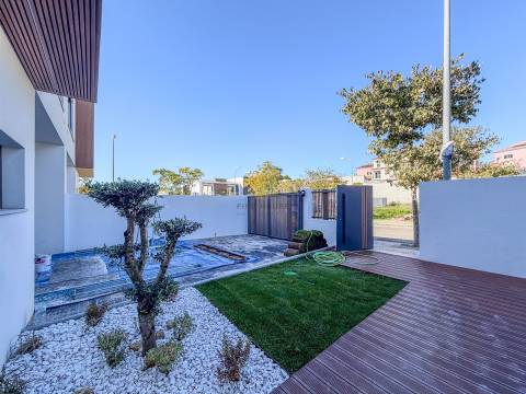 Vende-se Moradia T4 com jardim em Albarraque