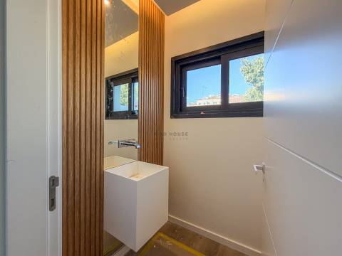 Vende-se Moradia T4 com jardim em Albarraque