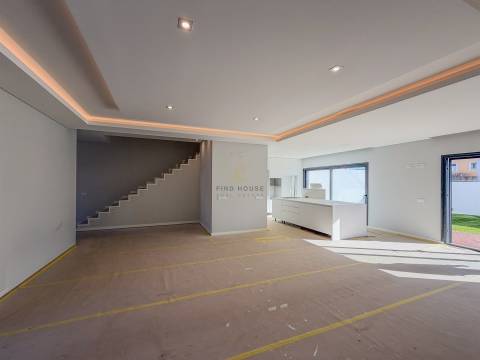 Vende-se Moradia T4 com jardim em Albarraque