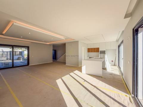 Vende-se Moradia T4 com jardim em Albarraque