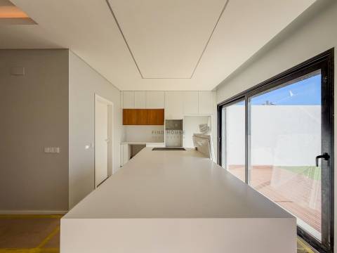 Vende-se Moradia T4 com jardim em Albarraque