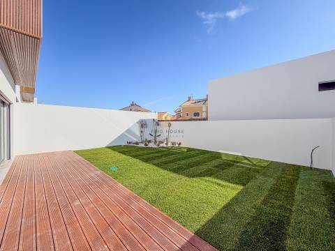 Vende-se Moradia T4 com jardim em Albarraque