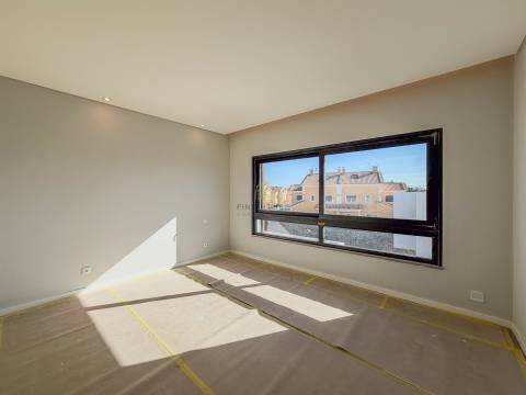 Vende-se Moradia T4 com jardim em Albarraque