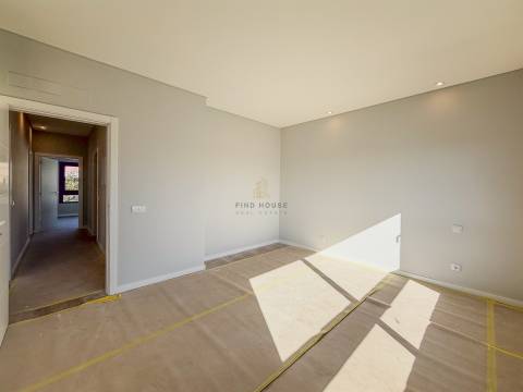 Vende-se Moradia T4 com jardim em Albarraque