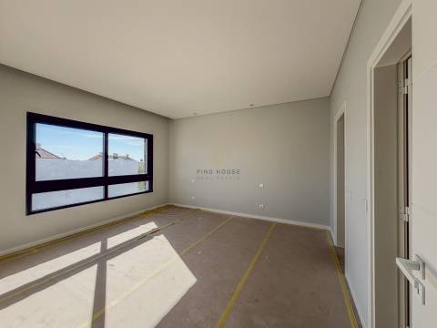 Vende-se Moradia T4 com jardim em Albarraque