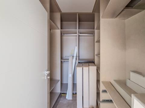 Vende-se Moradia T4 com jardim em Albarraque