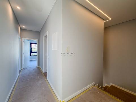 Vende-se Moradia T4 com jardim em Albarraque