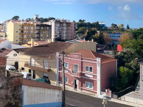 Vende-se Moradia T7 com 2 pisos e logradouro no Cadaval