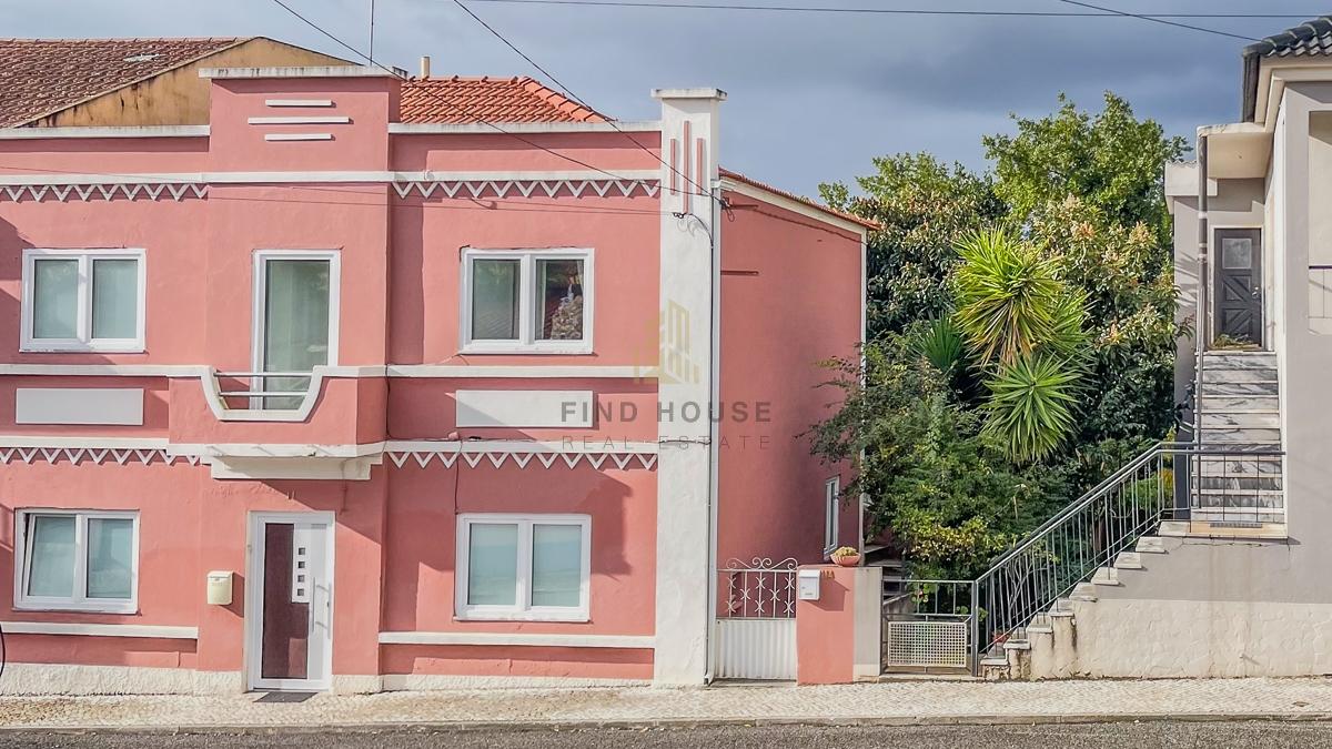 Vende-se Moradia T7 com 2 pisos e logradouro no Cadaval