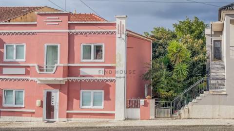 Vende-se Moradia T7 com 2 pisos e logradouro no Cadaval