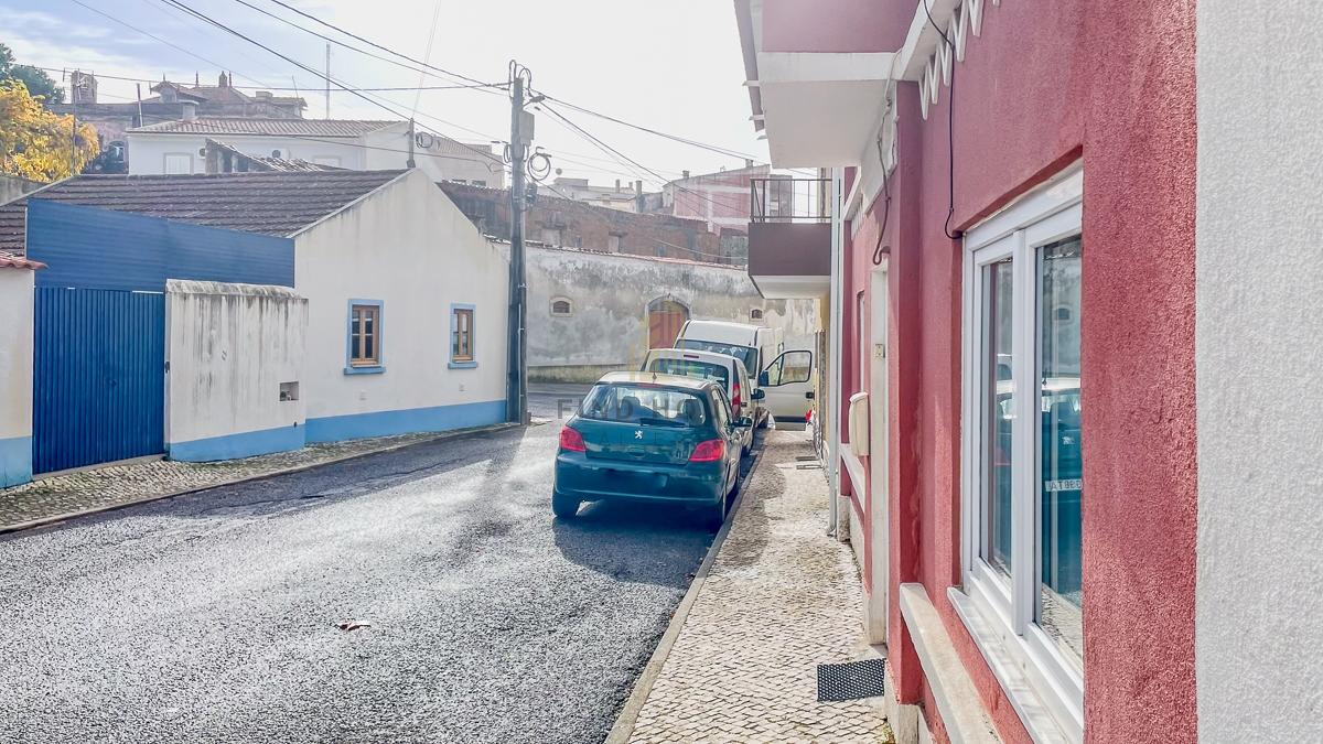 Vende-se Moradia T7 com 2 pisos e logradouro no Cadaval