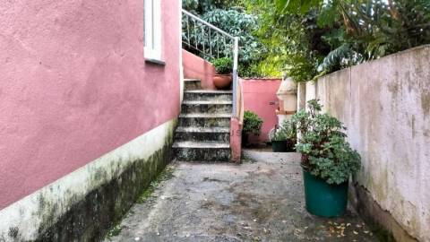 Vende-se Moradia T7 com 2 pisos e logradouro no Cadaval