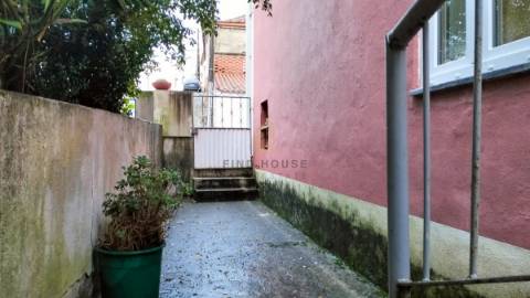 Vende-se Moradia T7 com 2 pisos e logradouro no Cadaval