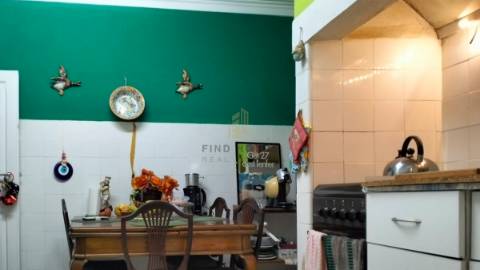 Vende-se Moradia T7 com 2 pisos e logradouro no Cadaval