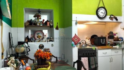 Vende-se Moradia T7 com 2 pisos e logradouro no Cadaval