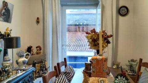 Vende-se Moradia T7 com 2 pisos e logradouro no Cadaval