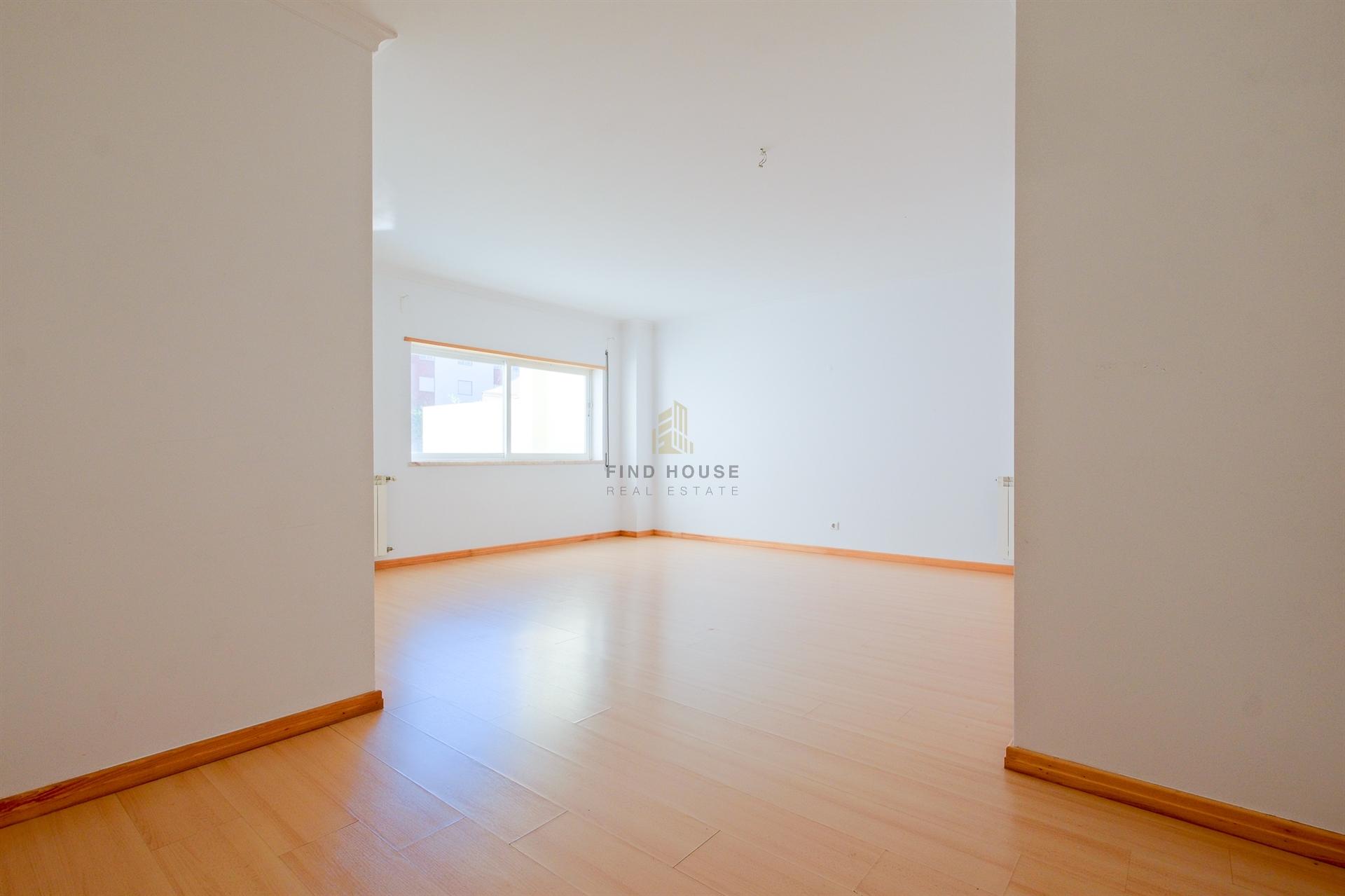 Arrenda-se T1 com garagem no Parque de São Domingos, em São Domingos de Rana