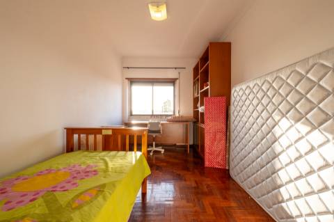 Arrenda-se apartamento T3 no centro de Queluz