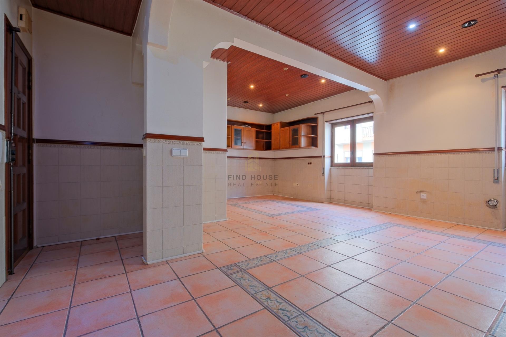 Vende-se Apartamento T3 no centro do Barreiro