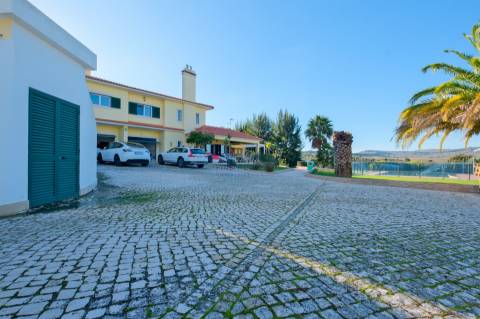 Moradia Isolada T4 com piscina, campo de ténis e logradouro em Cachoeiras, Vila Franca de Xira