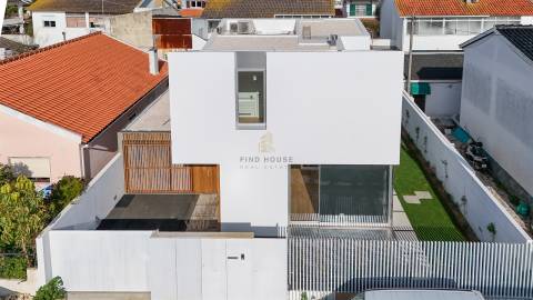 Moradia Isolada T4 com jardim e Garagem Box em Tires, São Domingos de Rana