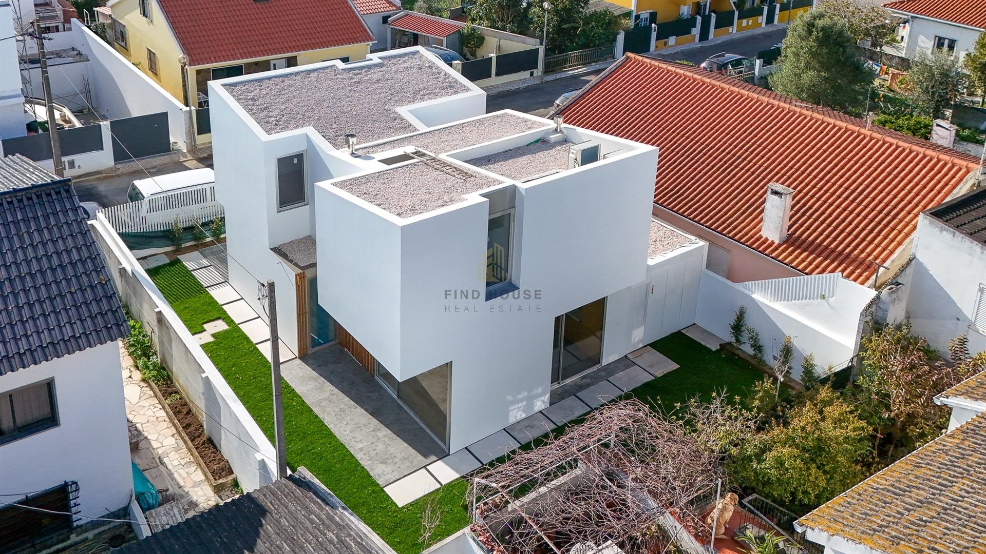 Moradia Isolada T4 com jardim e Garagem Box em Tires, São Domingos de Rana