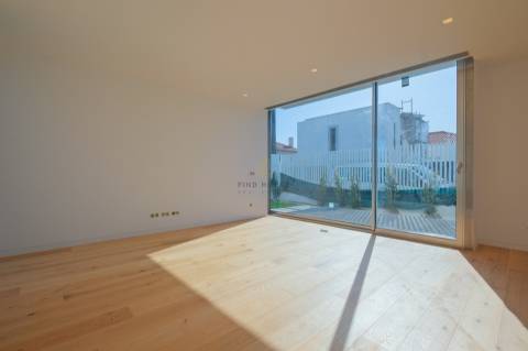 Moradia Isolada T4 com jardim e Garagem Box em Tires, São Domingos de Rana