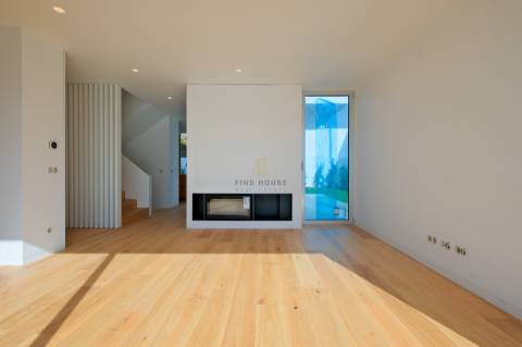 Moradia Isolada T4 com jardim e Garagem Box em Tires, São Domingos de Rana