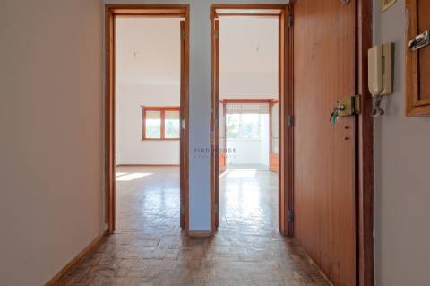 Apartamento T2 na zona da Figueirinha em Oeiras