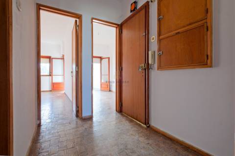 Apartamento T2 na zona da Figueirinha em Oeiras