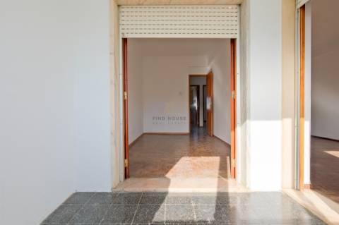 Apartamento T2 na zona da Figueirinha em Oeiras