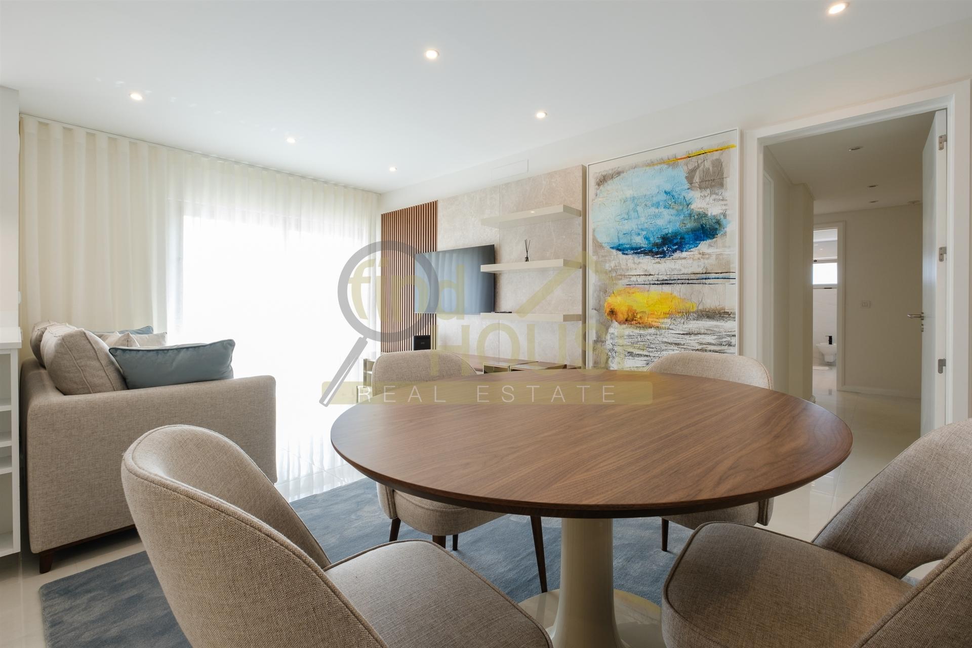 Vende-se T2 remodelado com garagem e arrecadação com vista para o jardim da Praça de Espanha