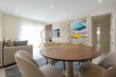 Vende-se T2 remodelado com garagem e arrecadação com vista para o jardim da Praça de Espanha