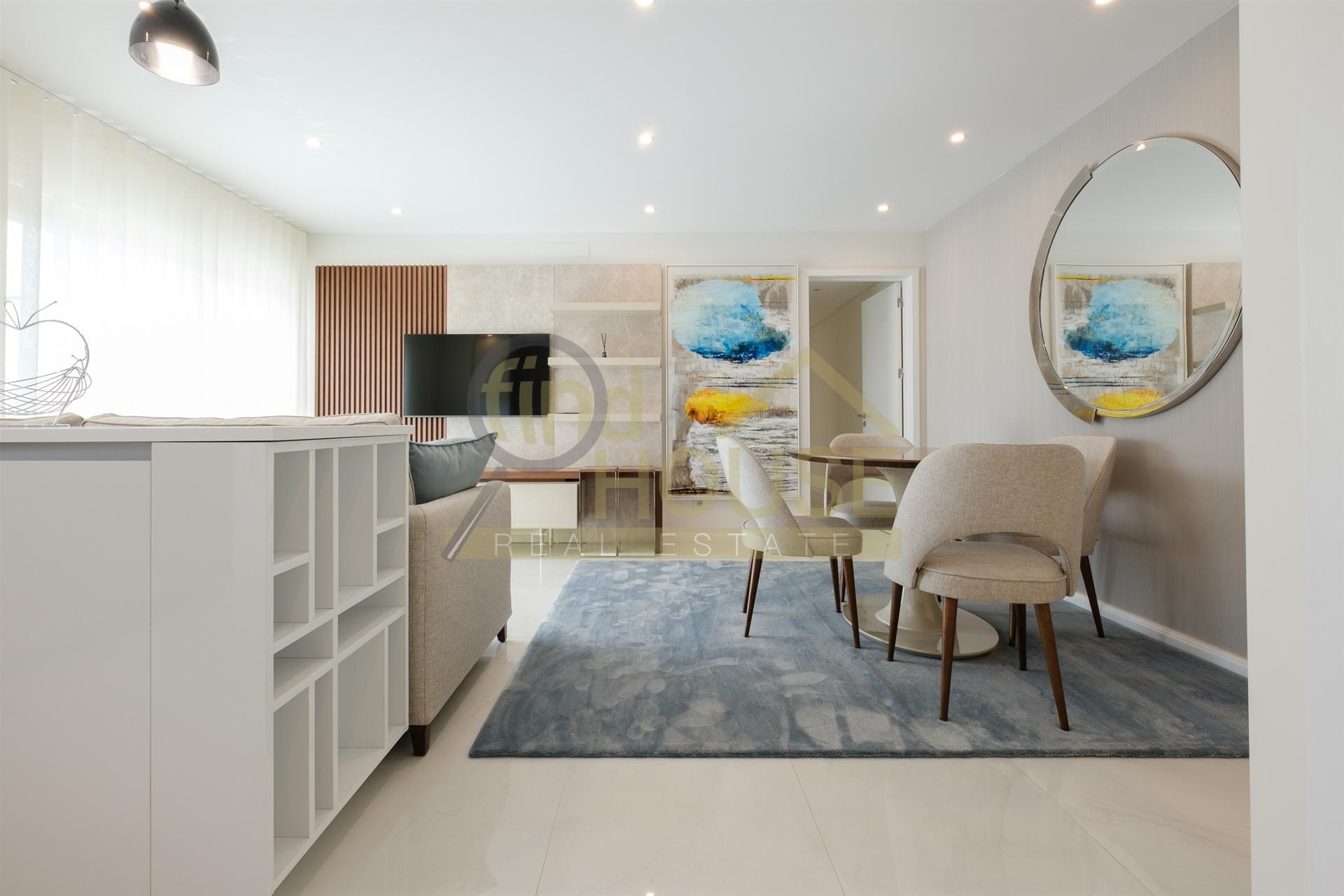 Vende-se T2 remodelado com garagem e arrecadação com vista para o jardim da Praça de Espanha