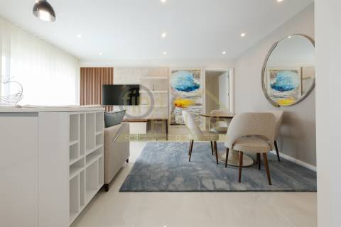 Vende-se T2 remodelado com garagem e arrecadação com vista para o jardim da Praça de Espanha