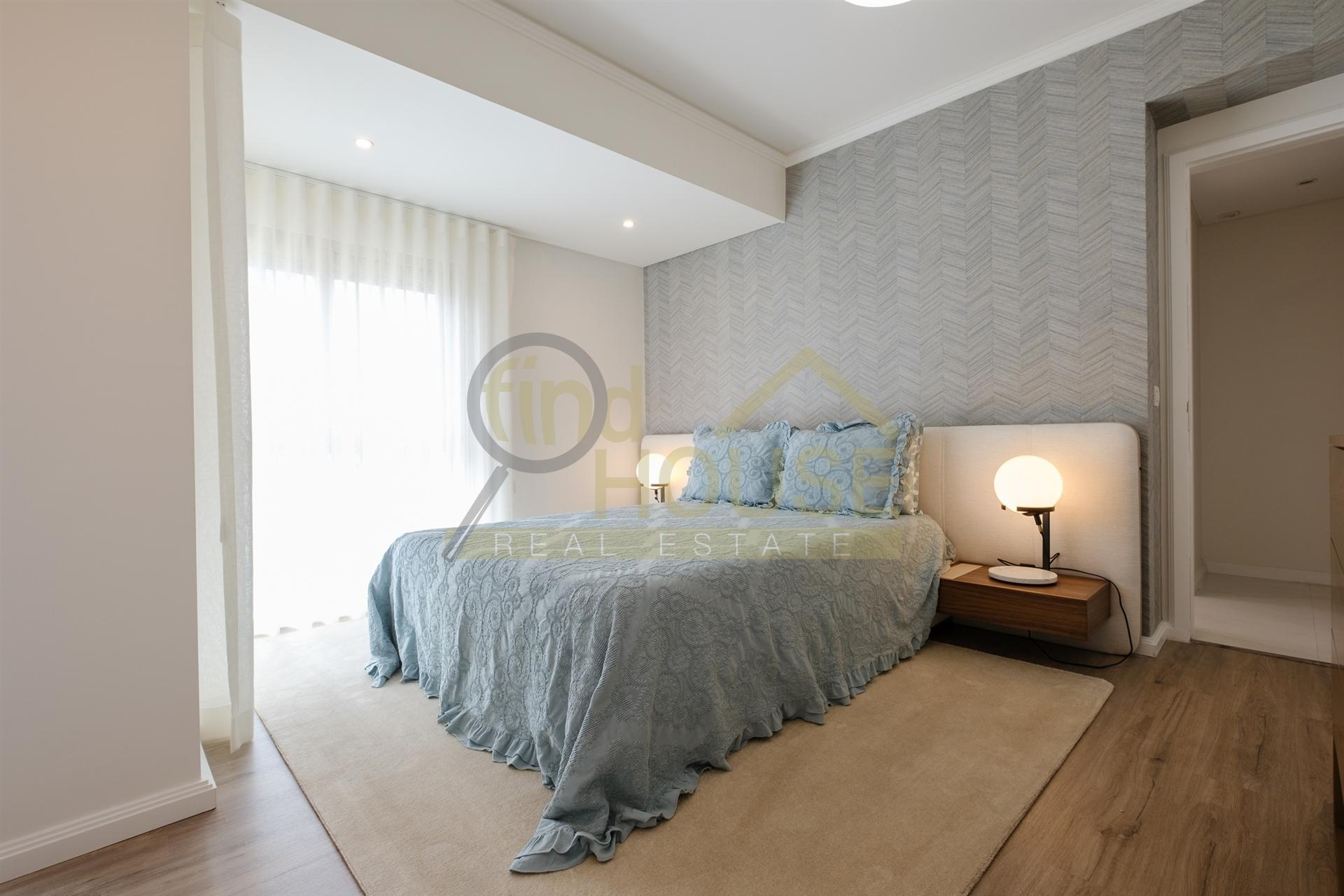 Vende-se T2 remodelado com garagem e arrecadação com vista para o jardim da Praça de Espanha