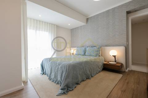 Vende-se T2 remodelado com garagem e arrecadação com vista para o jardim da Praça de Espanha