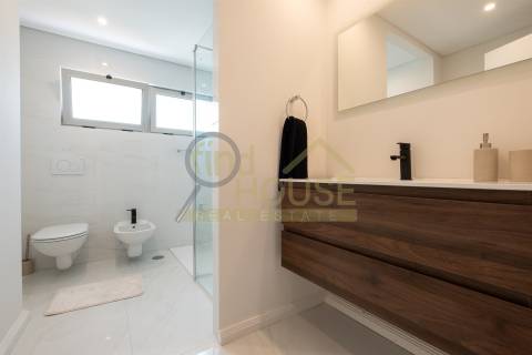 Vende-se T2 remodelado com garagem e arrecadação com vista para o jardim da Praça de Espanha