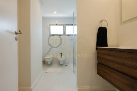 Vende-se T2 remodelado com garagem e arrecadação com vista para o jardim da Praça de Espanha