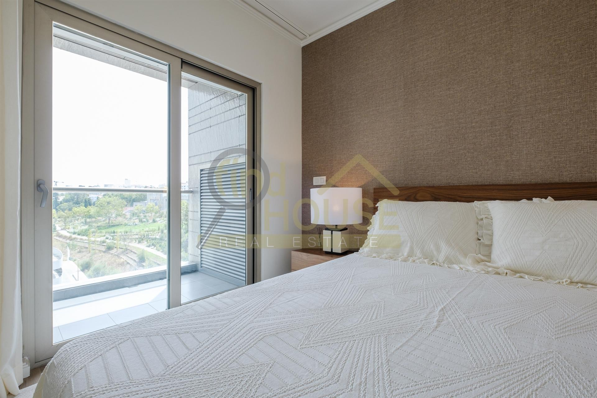 Vende-se T2 remodelado com garagem e arrecadação com vista para o jardim da Praça de Espanha