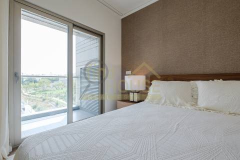 Vende-se T2 remodelado com garagem e arrecadação com vista para o jardim da Praça de Espanha