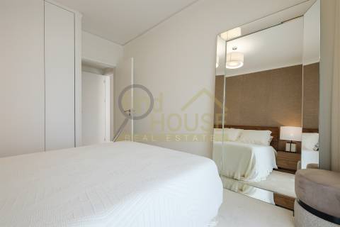 Vende-se T2 remodelado com garagem e arrecadação com vista para o jardim da Praça de Espanha