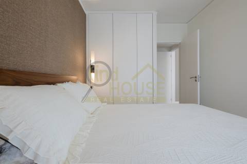 Vende-se T2 remodelado com garagem e arrecadação com vista para o jardim da Praça de Espanha