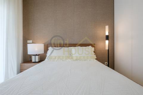 Vende-se T2 remodelado com garagem e arrecadação com vista para o jardim da Praça de Espanha