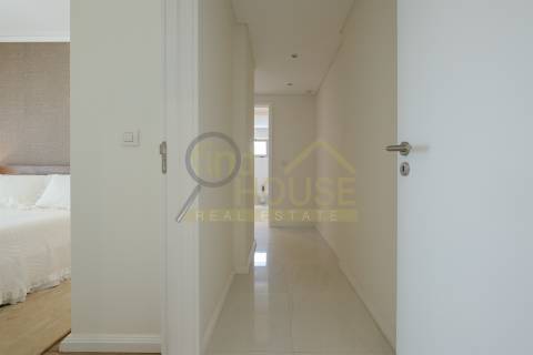 Vende-se T2 remodelado com garagem e arrecadação com vista para o jardim da Praça de Espanha