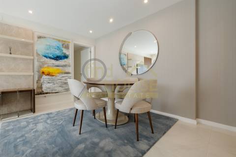 Vende-se T2 remodelado com garagem e arrecadação com vista para o jardim da Praça de Espanha