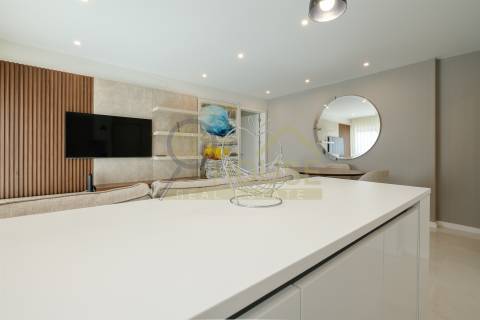 Vende-se T2 remodelado com garagem e arrecadação com vista para o jardim da Praça de Espanha