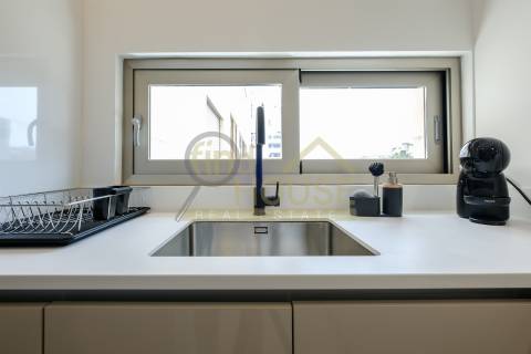 Vende-se T2 remodelado com garagem e arrecadação com vista para o jardim da Praça de Espanha