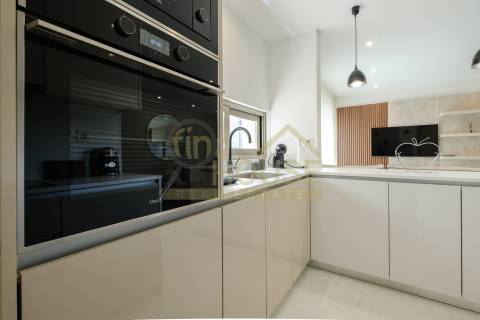 Vende-se T2 remodelado com garagem e arrecadação com vista para o jardim da Praça de Espanha